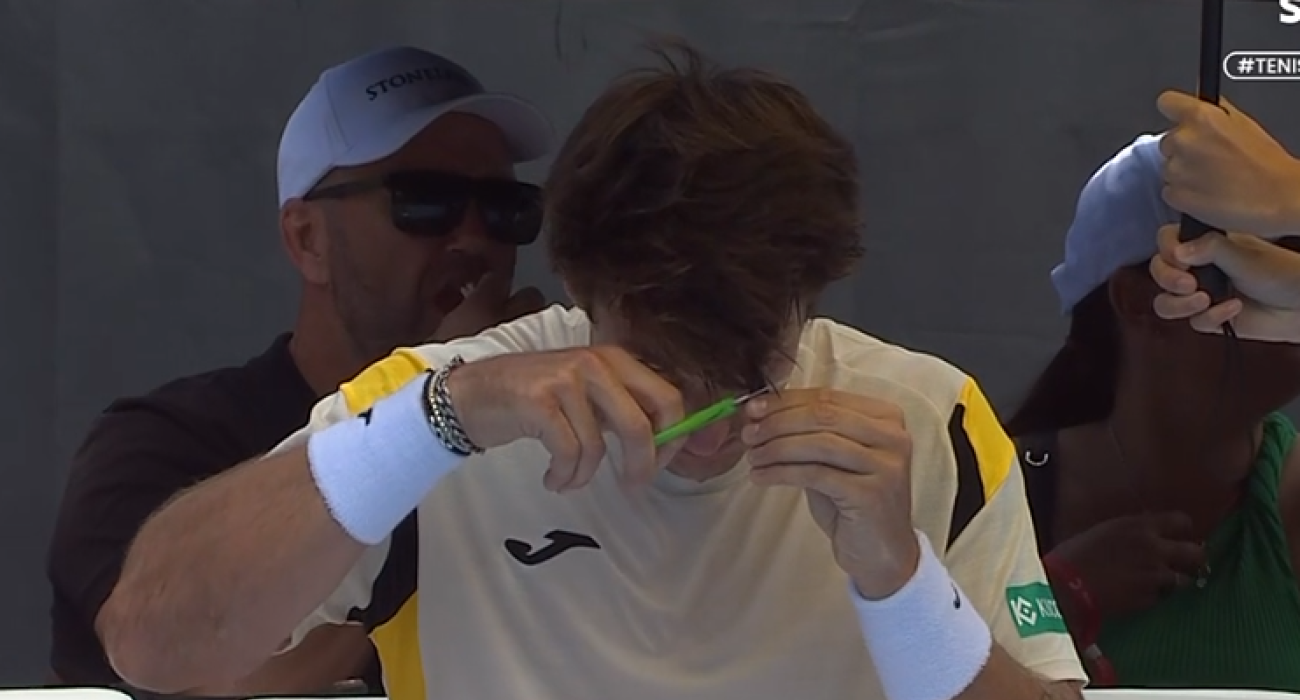 Ο Καμίλο Ούγκο Καραμπέλι κόβει τα μαλλιά του / Screenshot