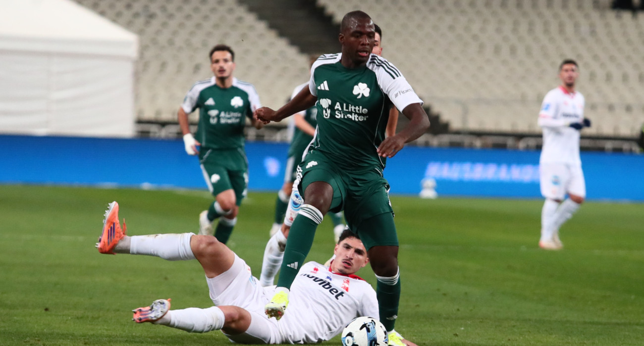 Ο Ανδρέας Τεττέη σε μία προσωπική ενέργεια στον αγώνα του Παναθηναϊκού με τον Πανσερραϊκό - ΠΗΓΗ: Eurokinissi