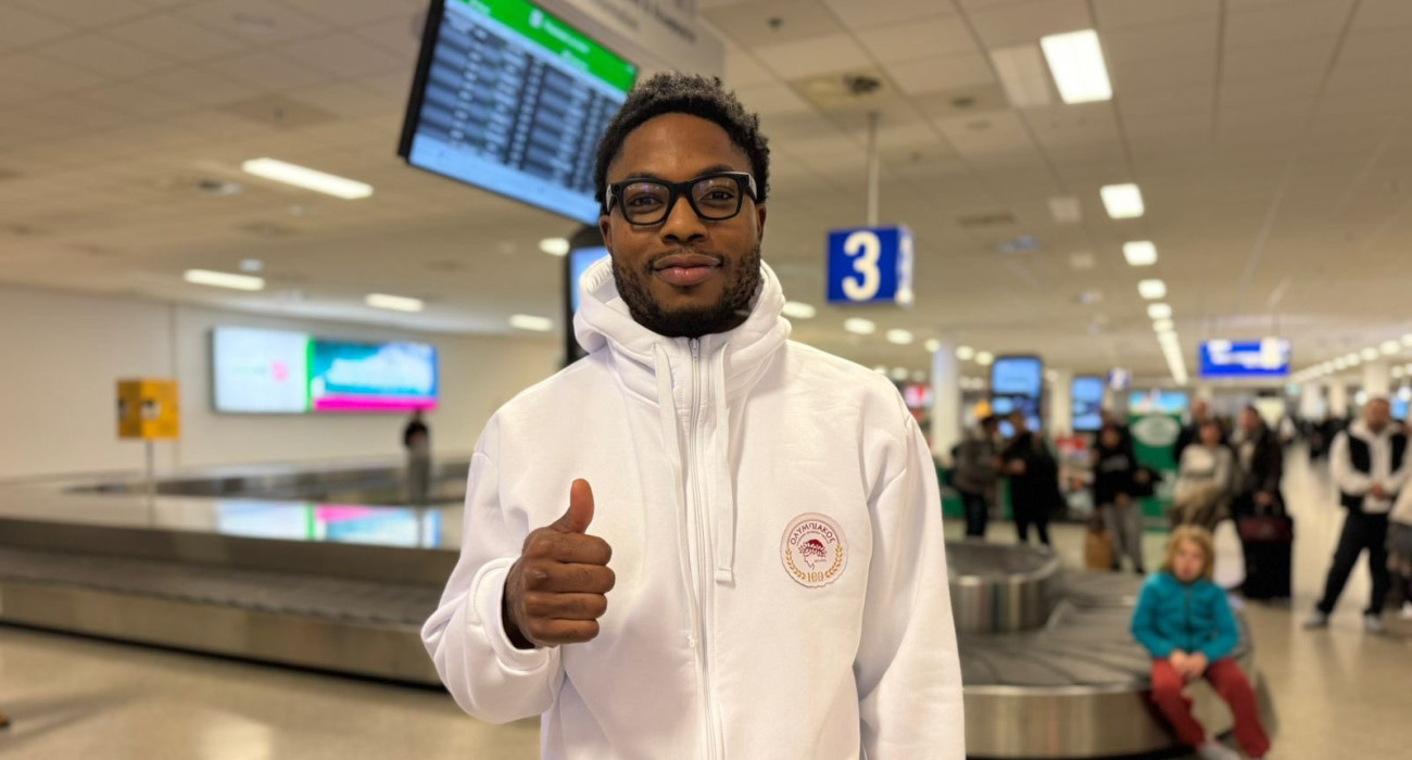 Ο Ταϊρίκ Τζόουνς  με τα ρούχα του Ολυμπιακού, Πηγή: Olympiacos BC