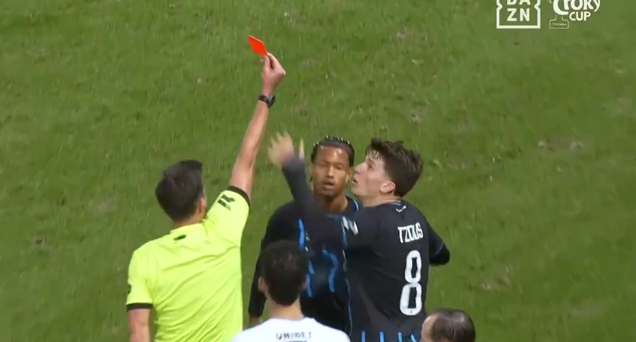 Ο Χρήστος Τζόλης στην προσπάθειά του να ανατρέψει την... κόκκινη του διαιτητή / Screenshot