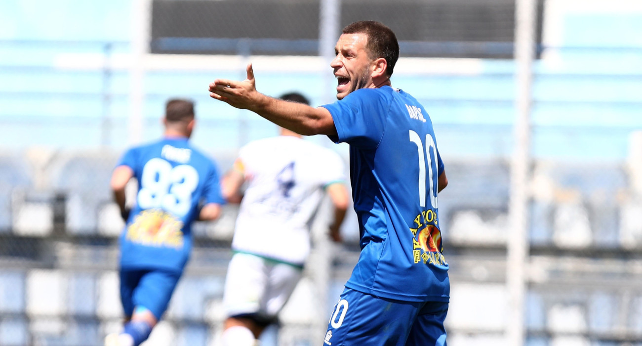 Ο Γιάννης Βάρκας με τη φανέλα του Αιγάλεω / Πηγή: Intime