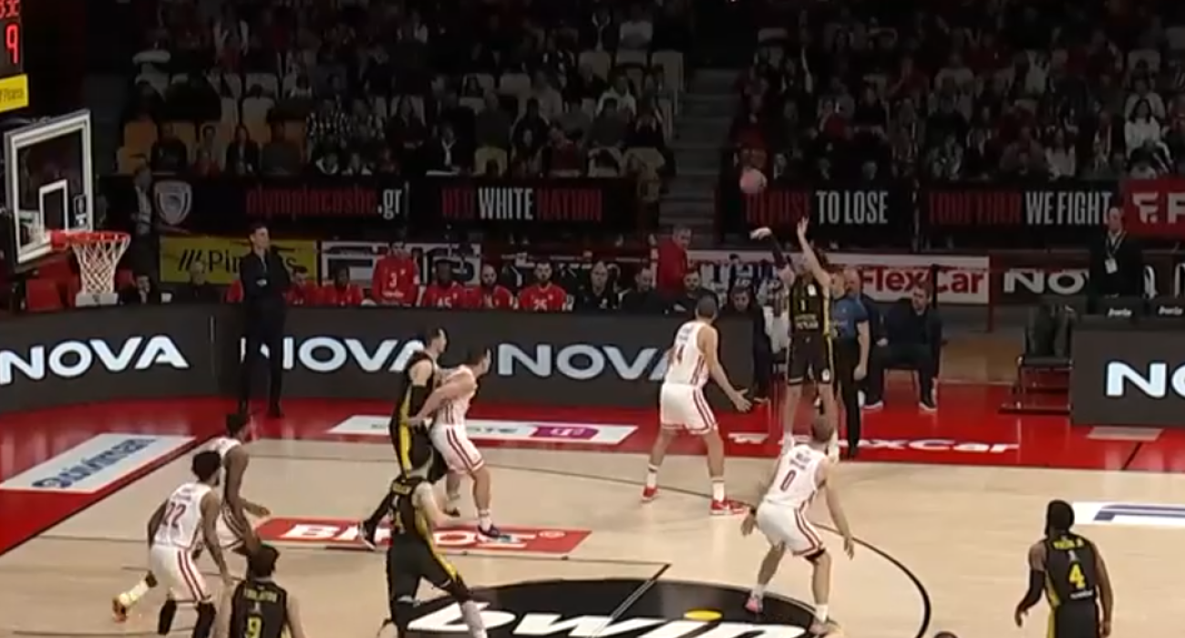 Ο Σάσα Βεζένκοφ μιλάει με τον πάγκο του Ολυμπιακού