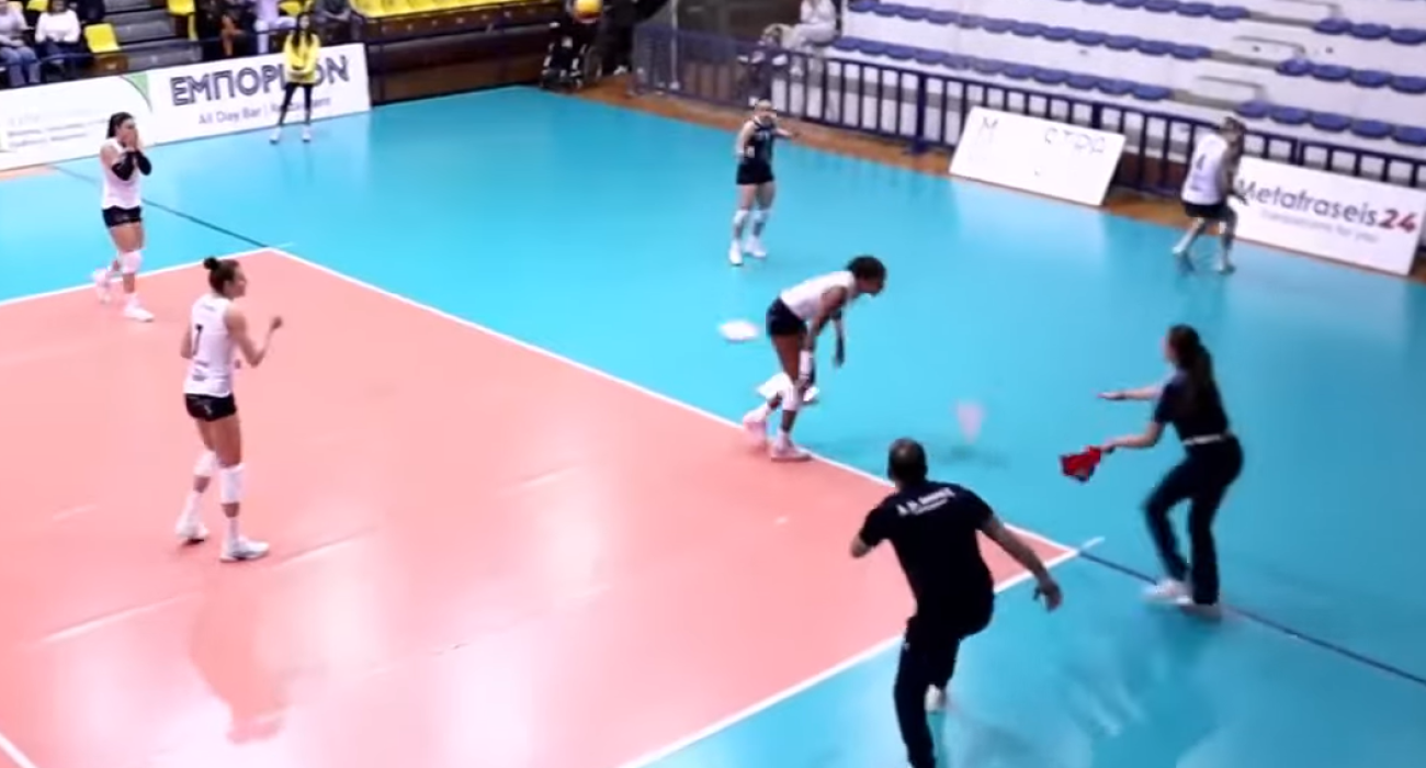 Η στιγμή που πέφτουν κομμάτια από το ταβάνι στην παίκτρια / Screenshot