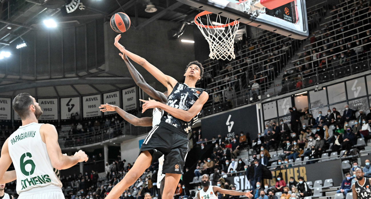 Ο Βίκτορ Γουεμπανιαμά σε αγώνα του στην Euroleague, με αντίπαλο τον Παναθηναϊκό / Πηγή: ΙΝΤΙΜΕ