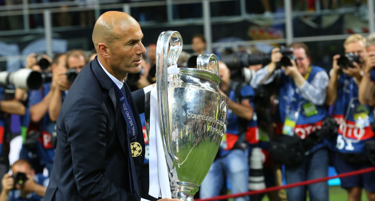 Ο Ζινεντίν Ζιντάν με το τρόπαιο του Champions League / Πηγή: Intime