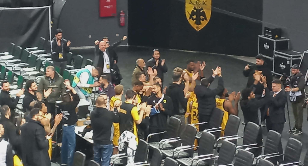 Ομάδα και κόσμος έγιναν ένα στην ΑΕΚ μετά τη νίκη με ανατροπή κόντρα στην Καρδίτσα (video)