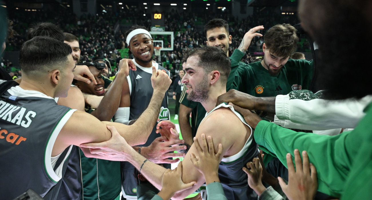 Ο Βασίλης Τολιόπουλος στην καρδιά των πανηγυρισμών με τους συμπαίκτες του, Πηγή: Vaggelis Stolis