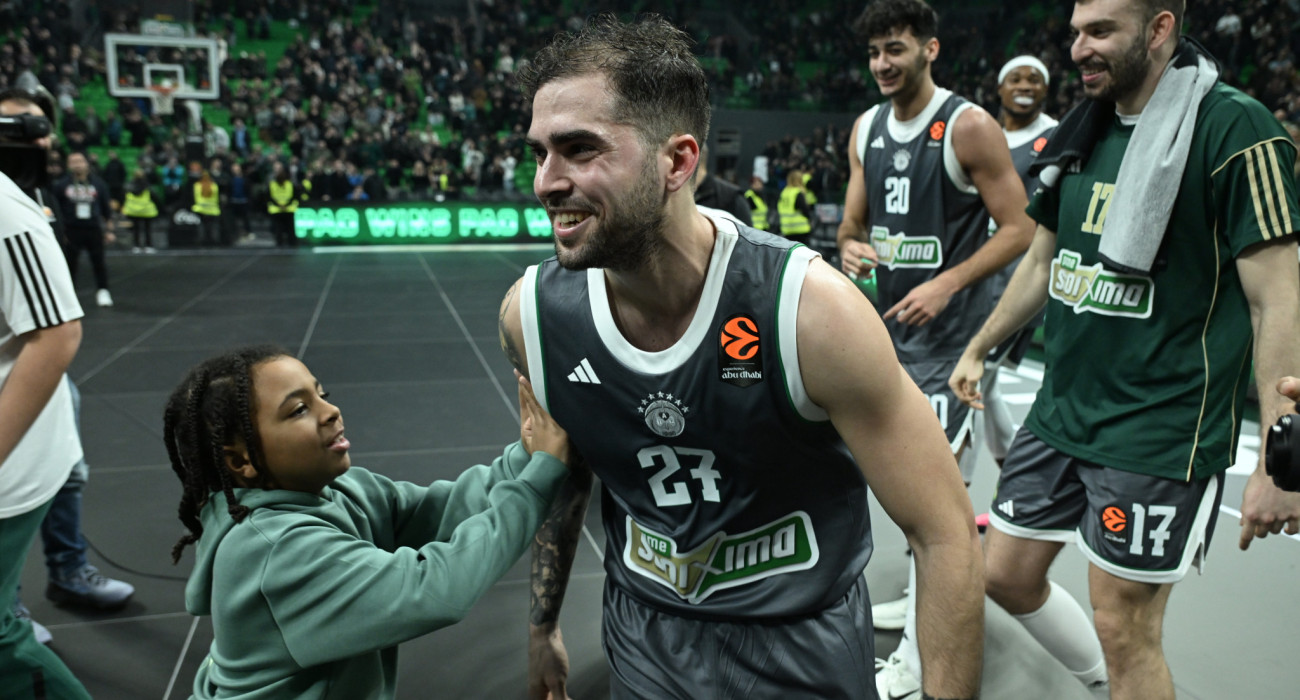 Ο Βασίλης Τολιόπουλος με τα παιδιά των συμπαικτών του /πηγή: Vaggelis Stolis