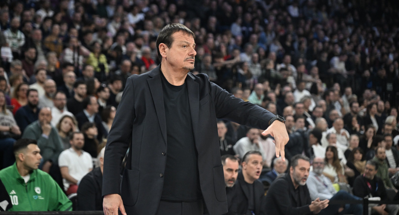 Ο Εργκίν Αταμάν δίνει οδηγίες στους παίκτες του στο ματς με τη Βιλερμπάν, Πηγή: Vaggelis Stolis