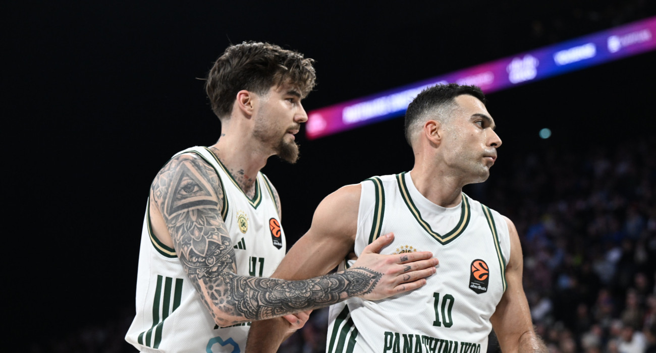 Ο Χουάντσο Ερνανγκόμεθ συγχαίρει τον Κώστα Σλούκα στην LDLC Arena / Πηγή: V.Stolis