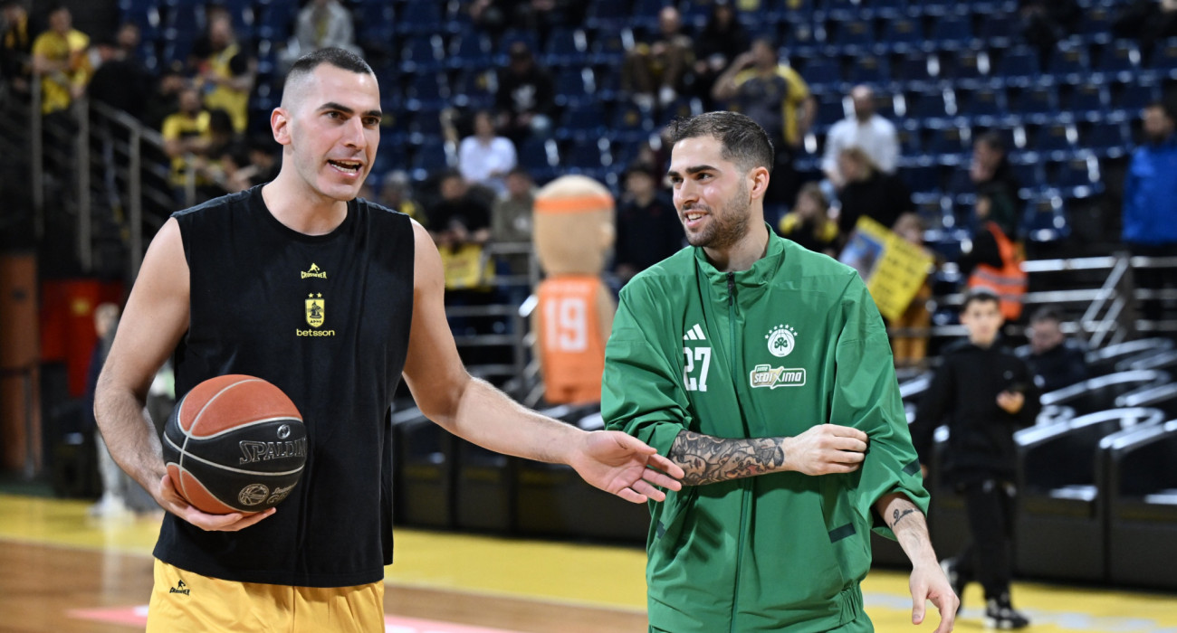 Ο Λευτέρης Μποχωρίδης μαζί με τον Βασίλη Τολιόπουλο κάνουν ζέσταμα πριν το Άρης - Παναθηναϊκός/Βαγγέλης Στόλης