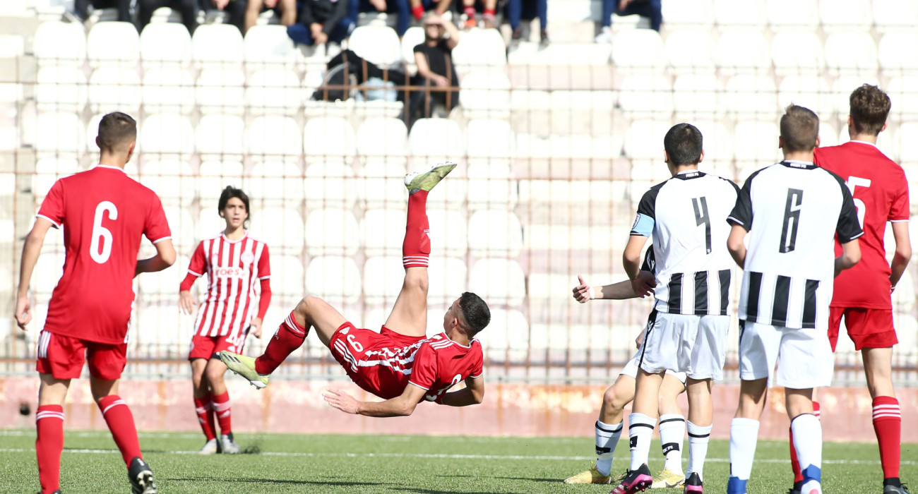 Ο Μπάμπης Κωστούλας σκοράρει με την Κ15 του Ολυμπιακού / Πηγή: Intime