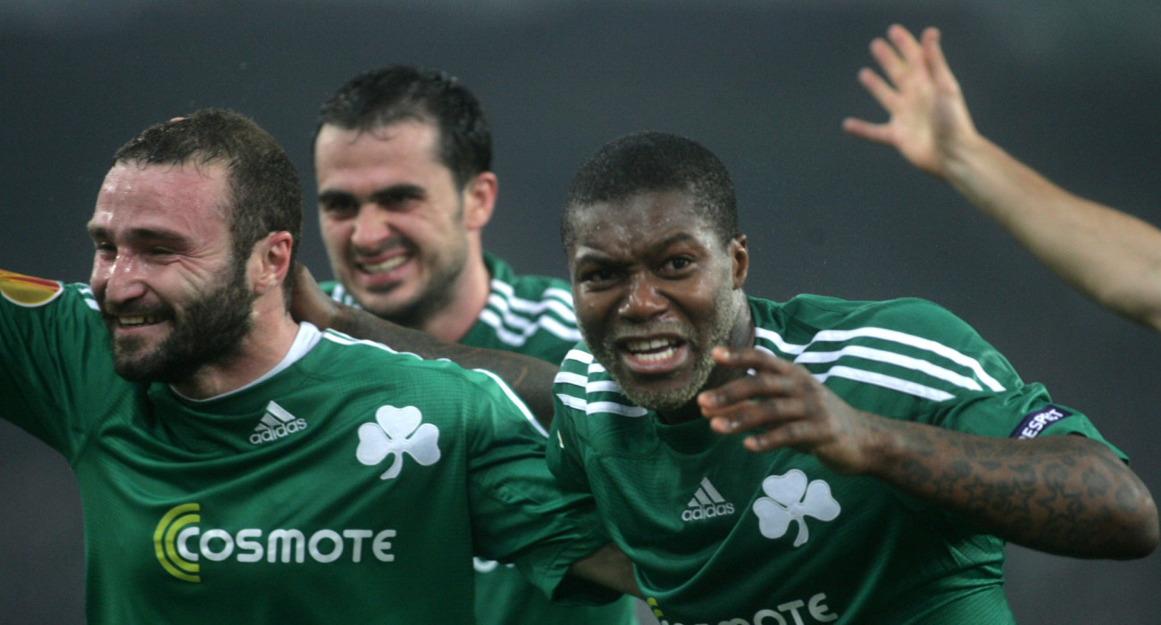 Ο Τζιμπρίλ Σίσε, ο Λούκας Βύντρα και ο Δημήτρης Σαλπιγγίδης πανηγυρίζουν απέναντι στη Ρόμα / Πηγή: Eurokinissi