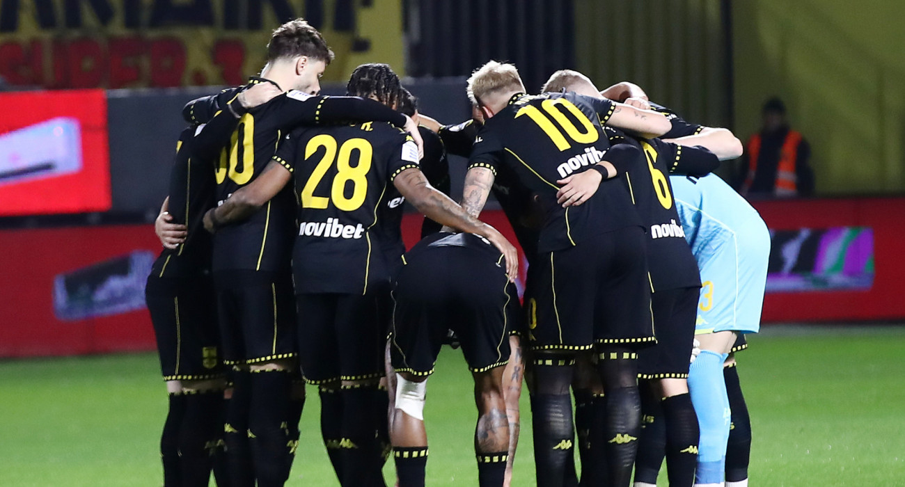 Οι παίκτες του Άρη πριν απο τη σέντρα/Πηγή: Intime