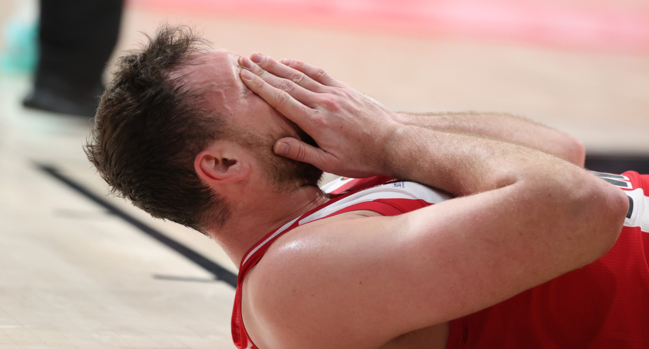 Ο Νίκολα Μιλουτίνοφ τραυματισμένος στο παρκέ / Πηγή: InTime