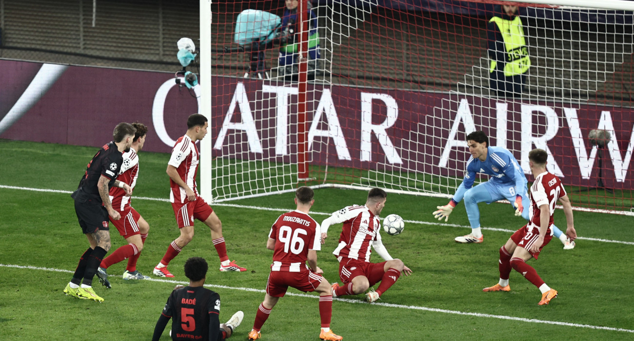 Ο Τζολάκης σε τρομερή απόκρουση από το ματς Ολυμπιακός - Μπάγερ Λεβερκούζεν / Πηγή: InTime