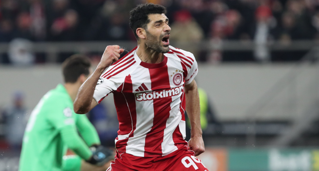 Ο Μεχντί Ταρέμι πανηγυρίζει με τον Ολυμπιακό / Πηγή: Intime
