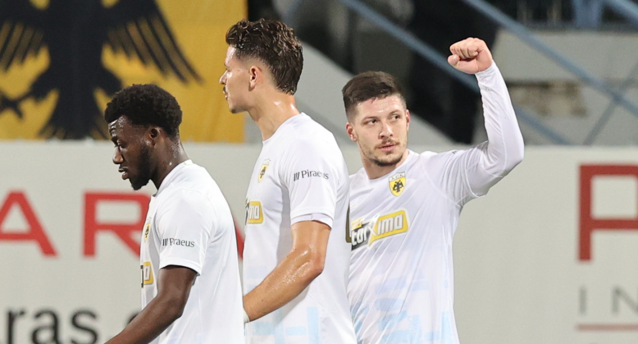 Ο Λούκα Γιόβιτς πανηγυριζει το γκολ του απέναντι στον Αστέρα AKTOR