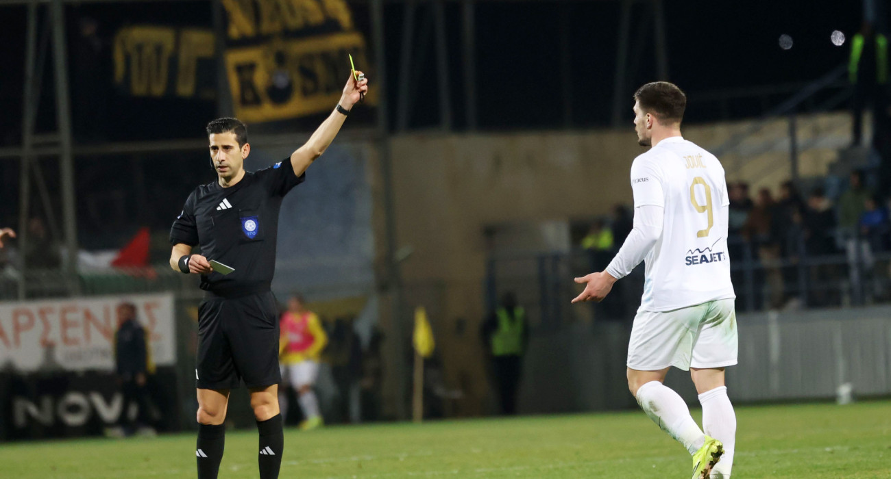 Ο Λούκα Γιόβιτς δέχεται την κίτρινη κάρτα από τον διαιτητή Ευαγγέλου / Πηγή: Intime