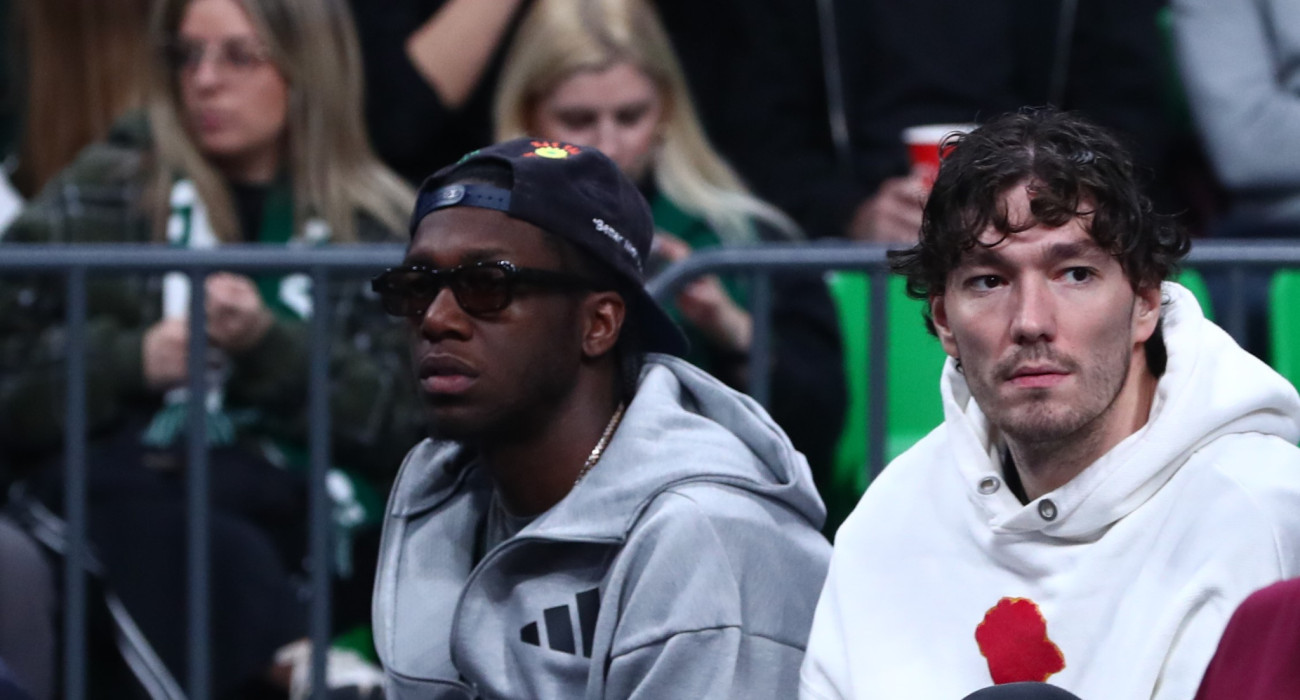 Ναν και Οσμάν παρακολουθούν το ματς του Παναθηναϊκού με το Μαρούσι / Πηγή: ΙΝΤΙΜΕ