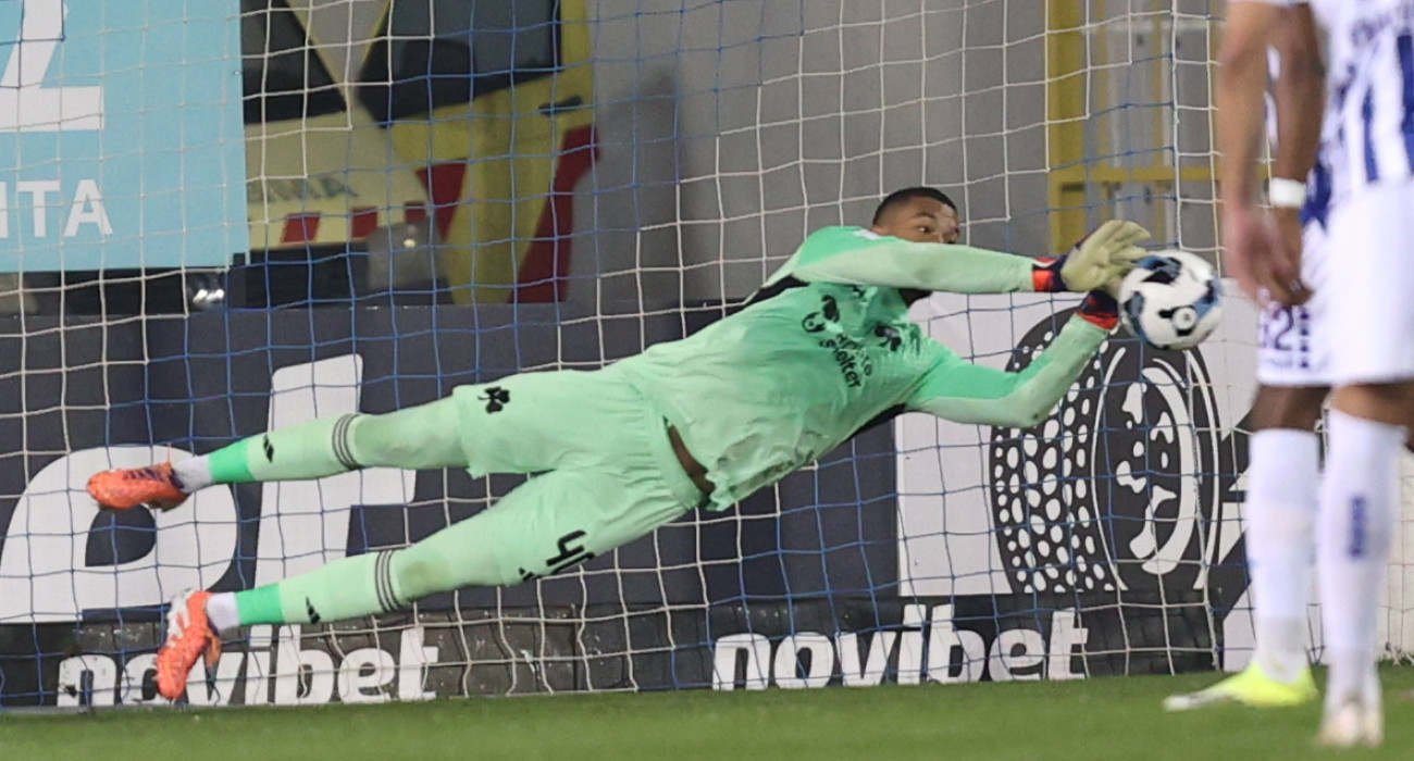Ο Αλμπάν Λαφόν αποκρούει το πέναλτι του Μίχορλ / Πηγή: InTime