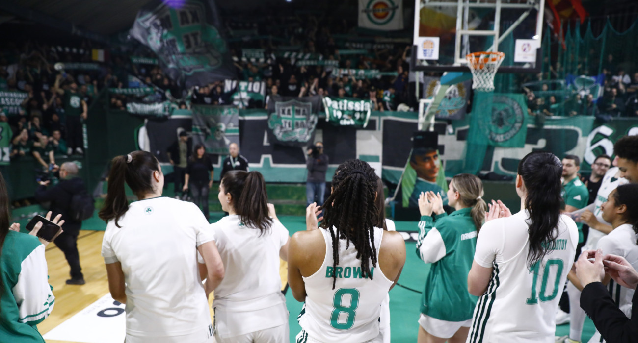 Ο κόσμος «ένα» με την ομάδα στο τμήμα μπάσκετ Γυναικών του Παναθηναϊκού / Πηγή: ΙΝΤΙΜΕ