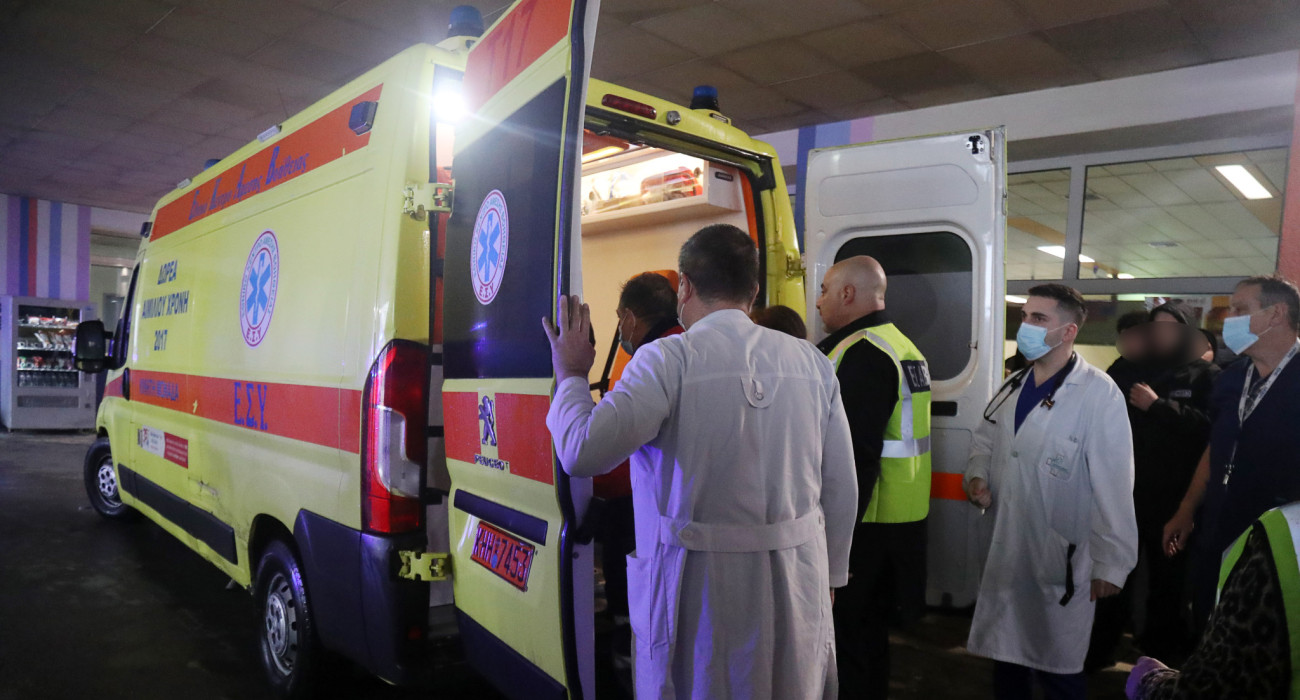 Η άφιξη των δύο τραυματιών οπαδών του ΠΑΟΚ / Πηγή: Intime