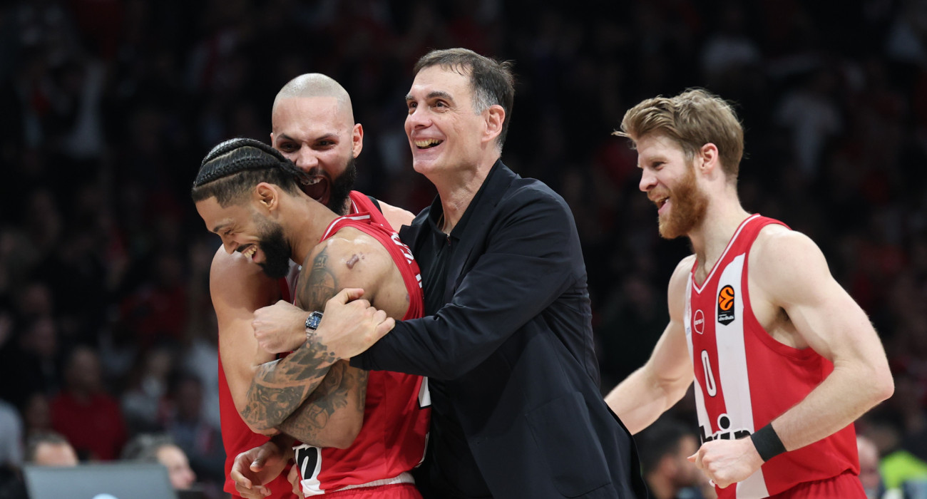 Η αγκαλιά του Γιώργου Μπαρτζώκα με τον Τάιλερ Ντόρσεϊ/Πηγή: Intime