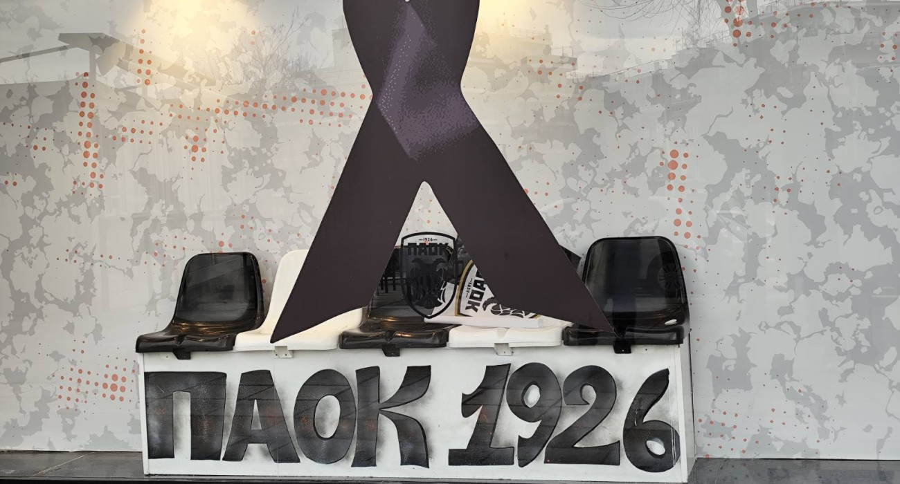 Φανέλες με τα ονόματα των αδικοχαμένων φίλων του ΠΑΟΚ στην μπουτίκ των «ασπρόμαυρων» (photo)