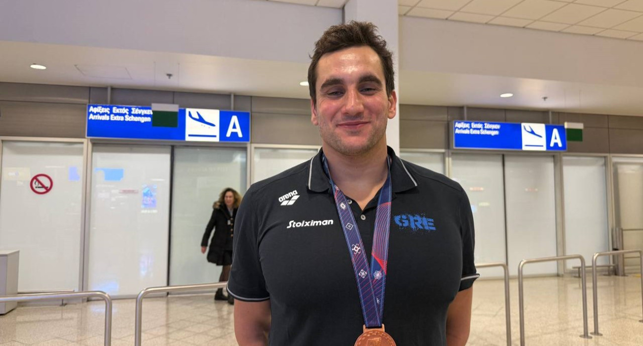 Ο Στέλιος Αργυρόπουλος - Κανακάκης στην άφιξη της Εθνικής Ελλάδας στην Αθήνα μετά το Ευρωπαϊκό Πρωτάθλημα / Πηγή: Athletiko