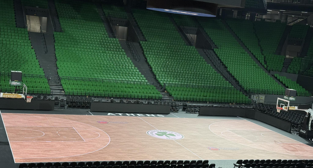 Το σήμα του Ερασιτέχνη Παναθηναϊκού στο glass floor του T-Center