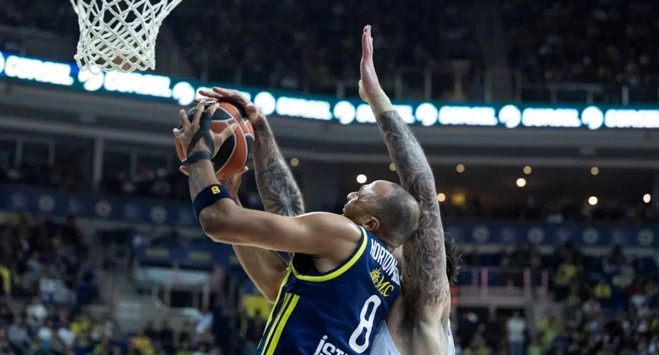 Έκανε το ντέρμπι... περίπατο η Φενέρμπαχτσε και έμεινε σε τροχιά κορυφής