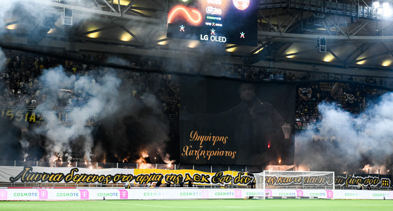 Η ατμόσφαιρα από οπαδούς της ΑΕΚ στην «Allwyn Arena» / Πηγή: Eurokinissi