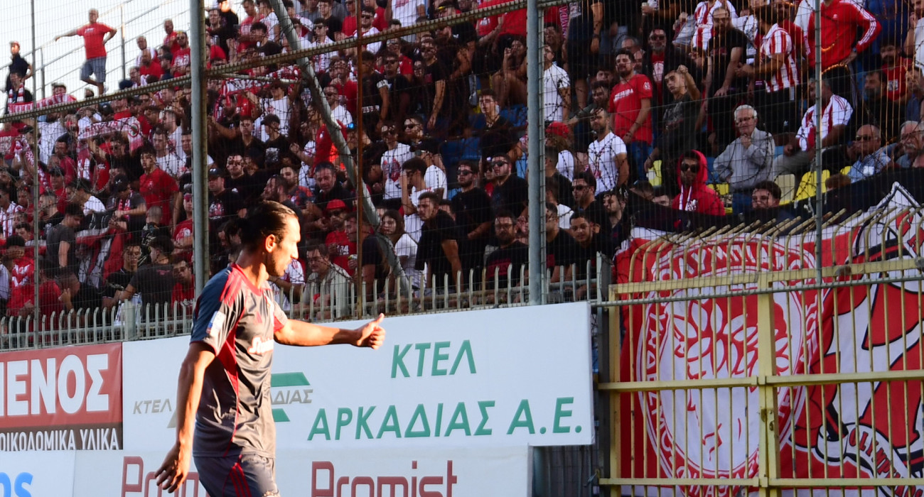 Ο κόσμος του Ολυμπιακού στο «Θεόδωρος Κολοκοτρώνης» / Πηγή: Eurokinissi