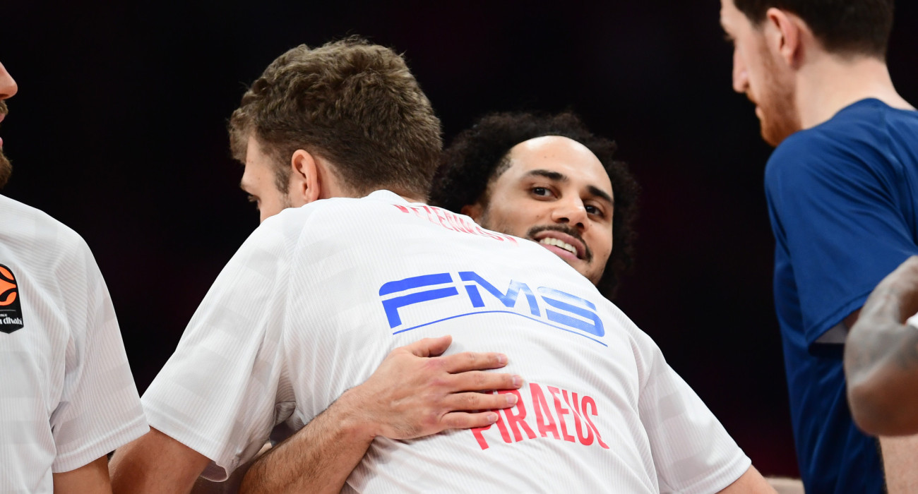 Σάσα Βεζένκοφ και Σέιν Λάρκιν αγκαλιάζονται / Πηγή: INTIME