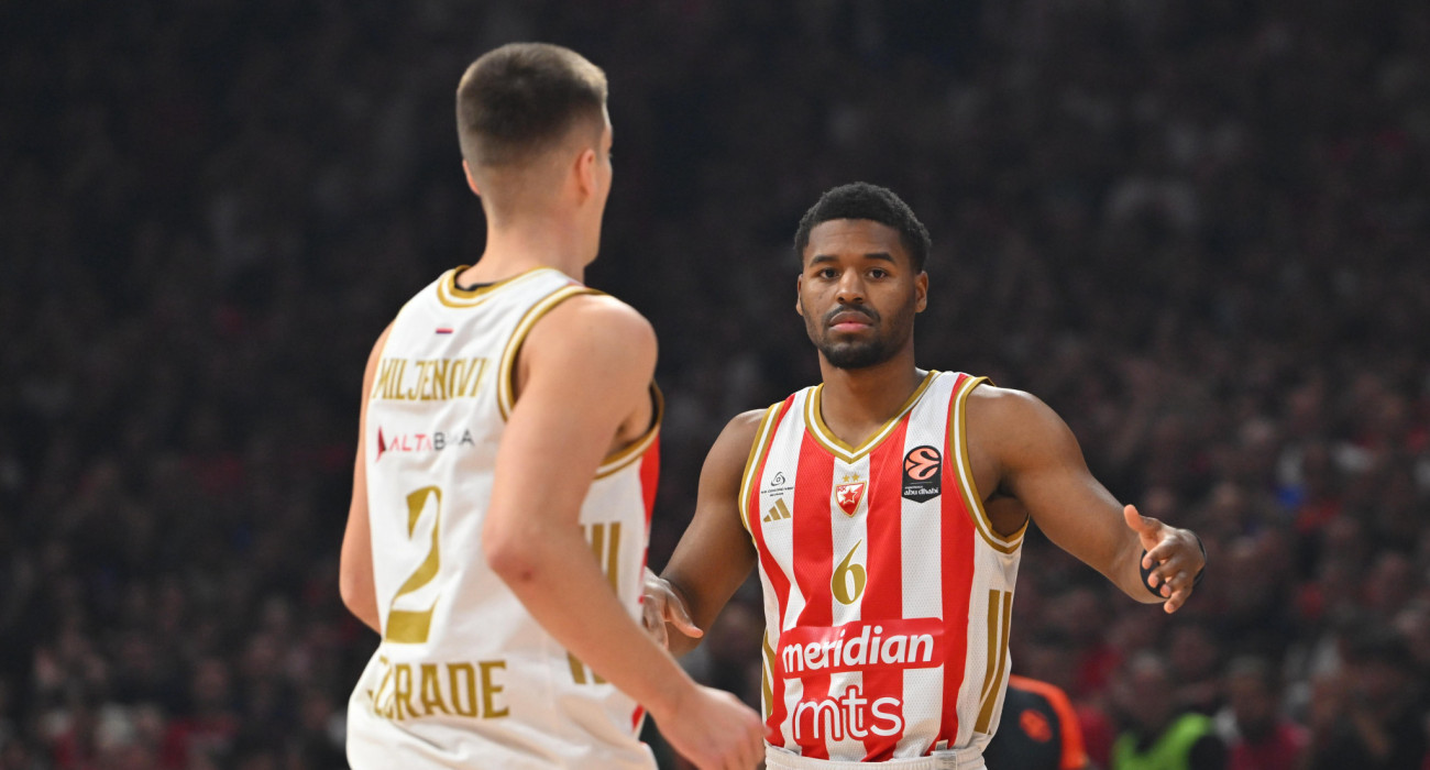 Ο Τζάρεντ Μπάτλερ με την φανέλα του ερυθρού αστέρα / πηγή: eurokinissi