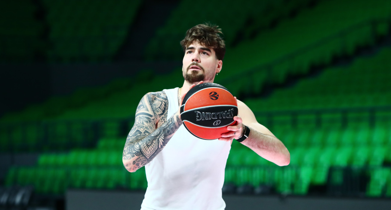 Ο Χουάντσο Ερνανγκόμεθ εξασκεί το τρίποντό του / Πηγή: Eurokinissi