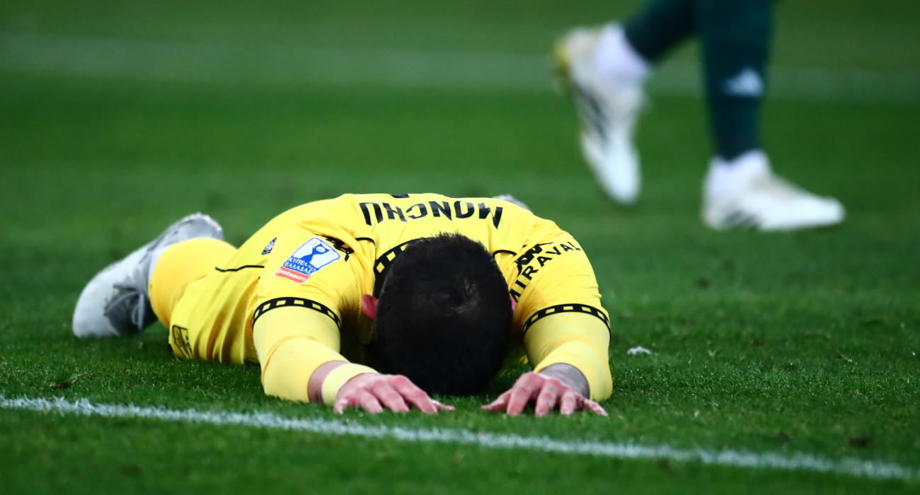 Ο Μόντσου πεσμένος στο χορτάρι/Πηγή: Eurokinissi