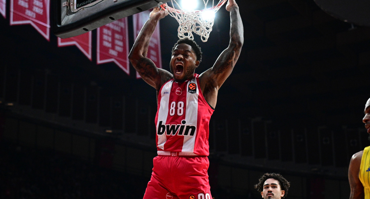 Ο Ταϊρίκ Τζόουνς πανηγυρίζει έξαλλα το πρώτο καλάθι του με τον Ολυμπιακό, Πηγή: Eurokinissi