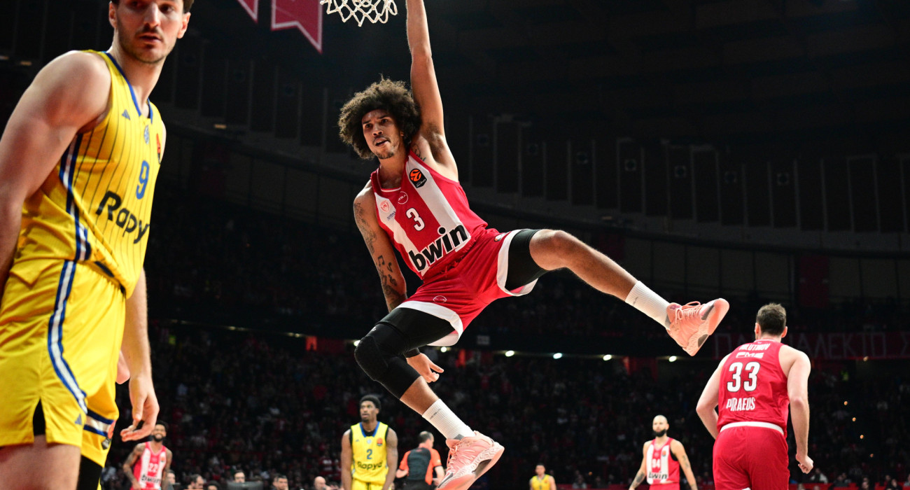 Ο Τάισον Γουόρντ κρεμασμένος από τη στεφάνη / πηγή: eurokinissi