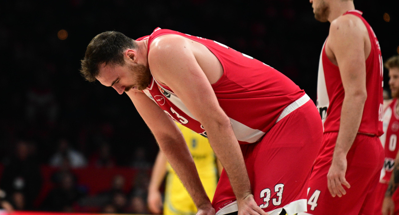 Ο Νίκολα Μιλουτίνοβ μετά από το χτ΄ύπημα που δέχθηκε - Πηγή: Eurokinissi