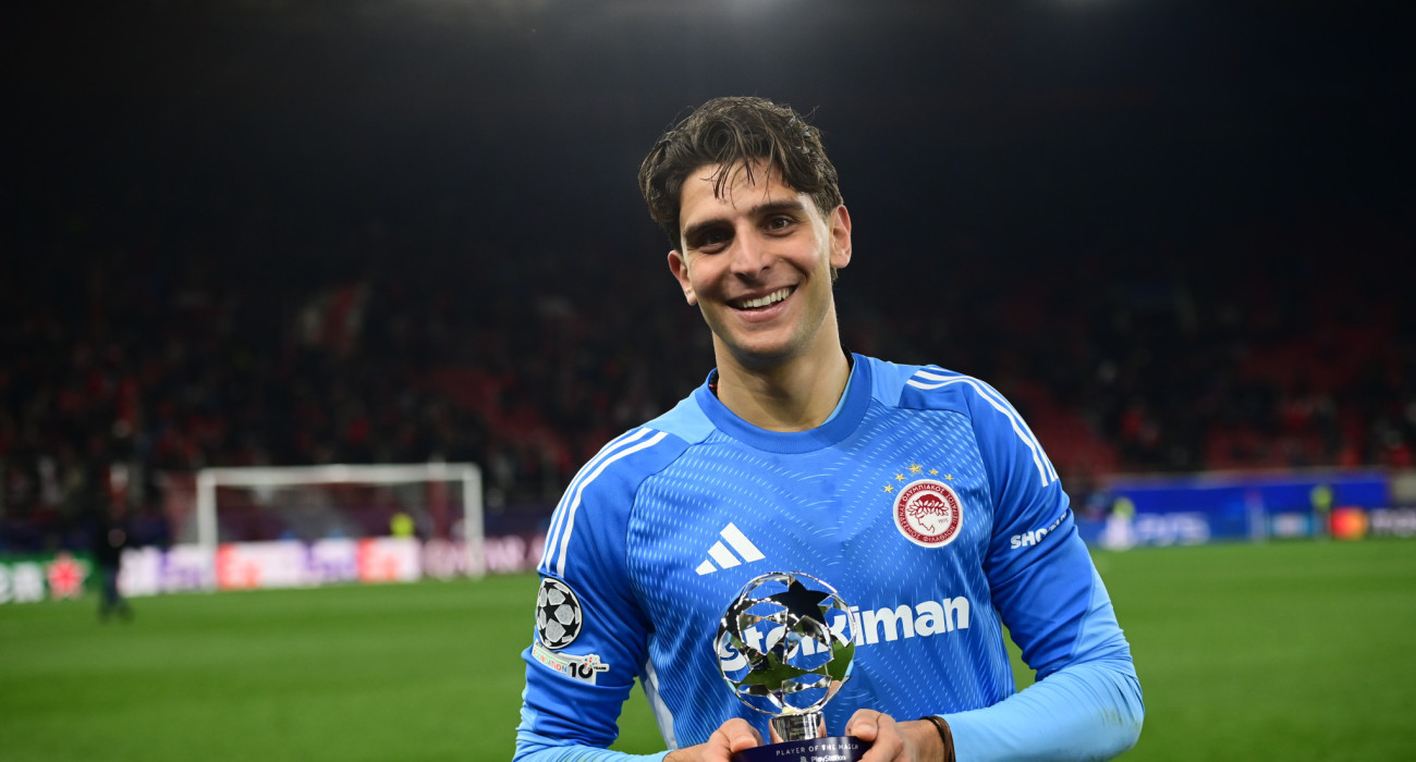 Ο Τζολάκης με το βραβείο του MVP / Πηγή: Eurokinissi