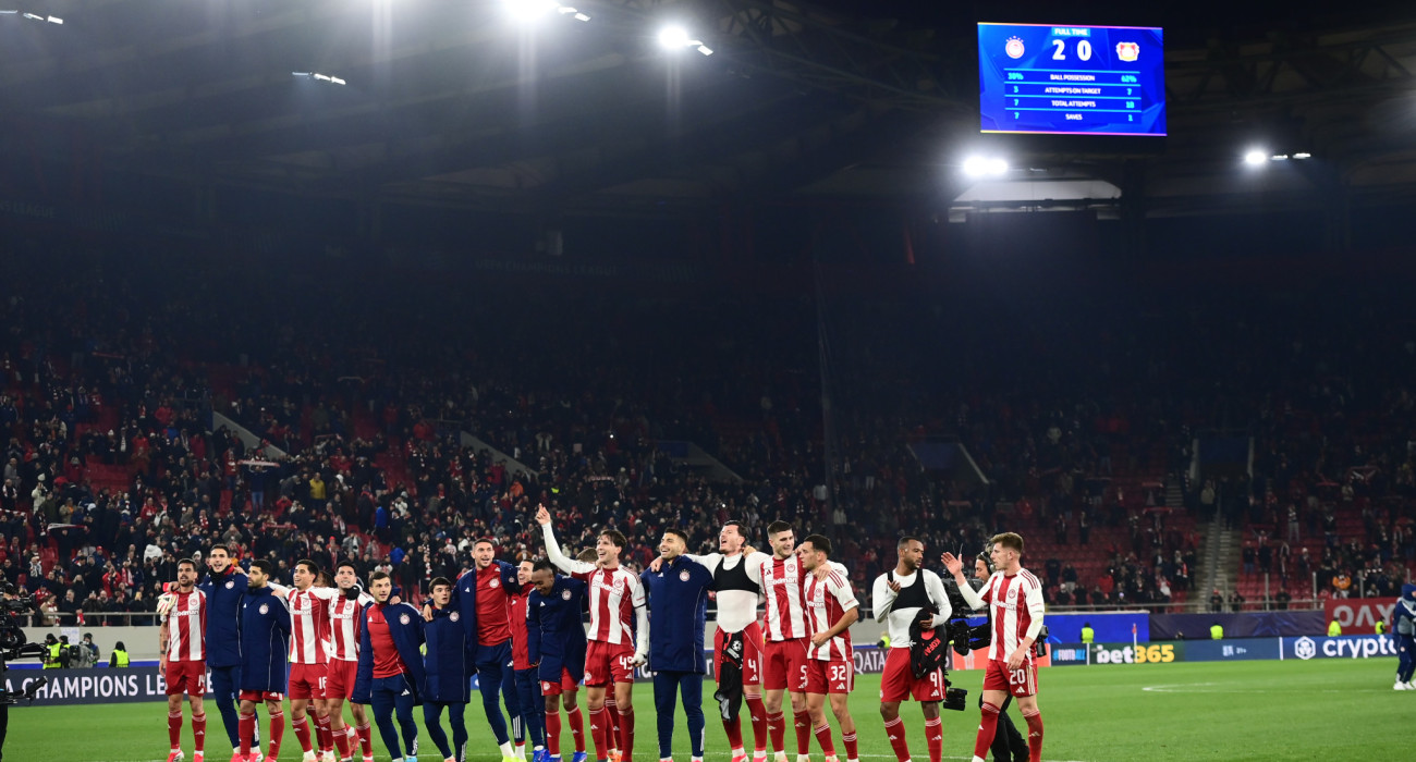 Οι παίκτες του Ολυμπιακού μετά το παιχνίδι με την Λεβερκούζεν / Πηγή: Eurokinissi