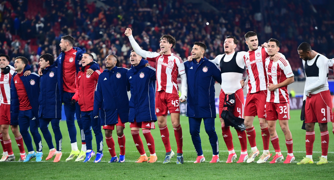 Οι παίκτες του Ολυμπιακού πανηγυρίζουν τη μεγάλη νίκη επί της Λεβερκούζεν, Πηγή: Eurokinissi