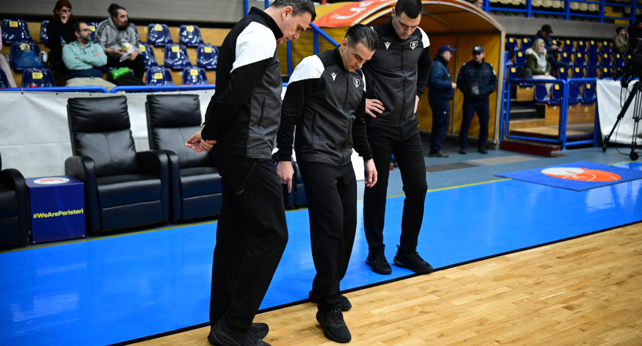 Οι διακτητές της αναμέτρησης εξετάζουν το παρκέ της έδρας του Περιστερίου