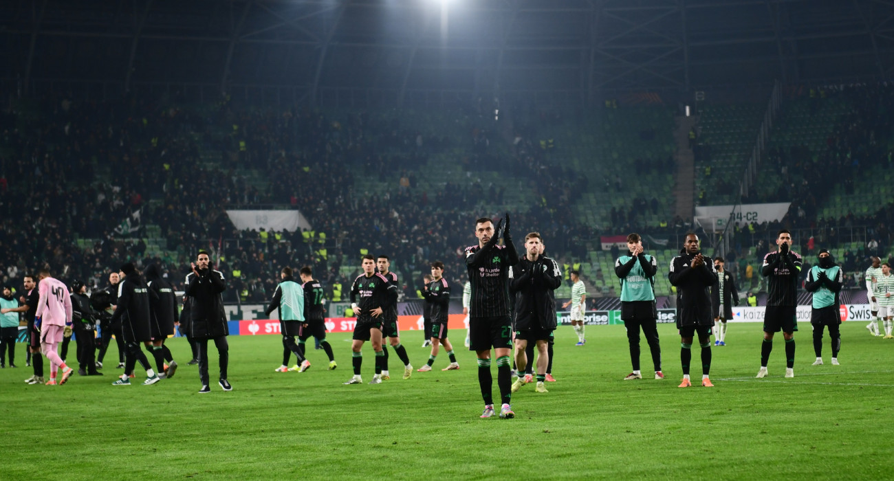 Οι παίκτες του Παναθηναϊκού χειροκροτούν τον κόσμο της ομάδας που ταξίδεψε στην Ουγγαρία / Πηγή: Eurokinissi