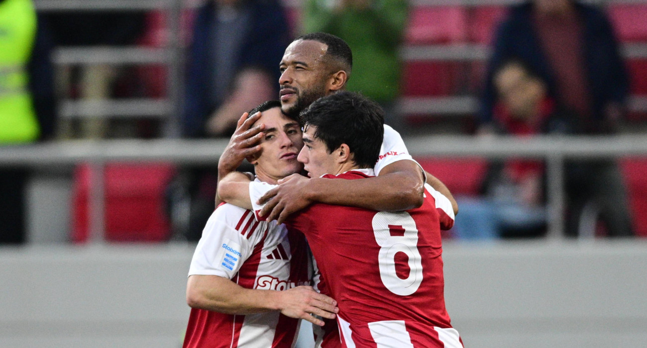 Οι παίκτς του Ολυμπιακού πανηγυρίζουν το γκολ του Ελ Κααμπί / Πηγή: Eurokinissi