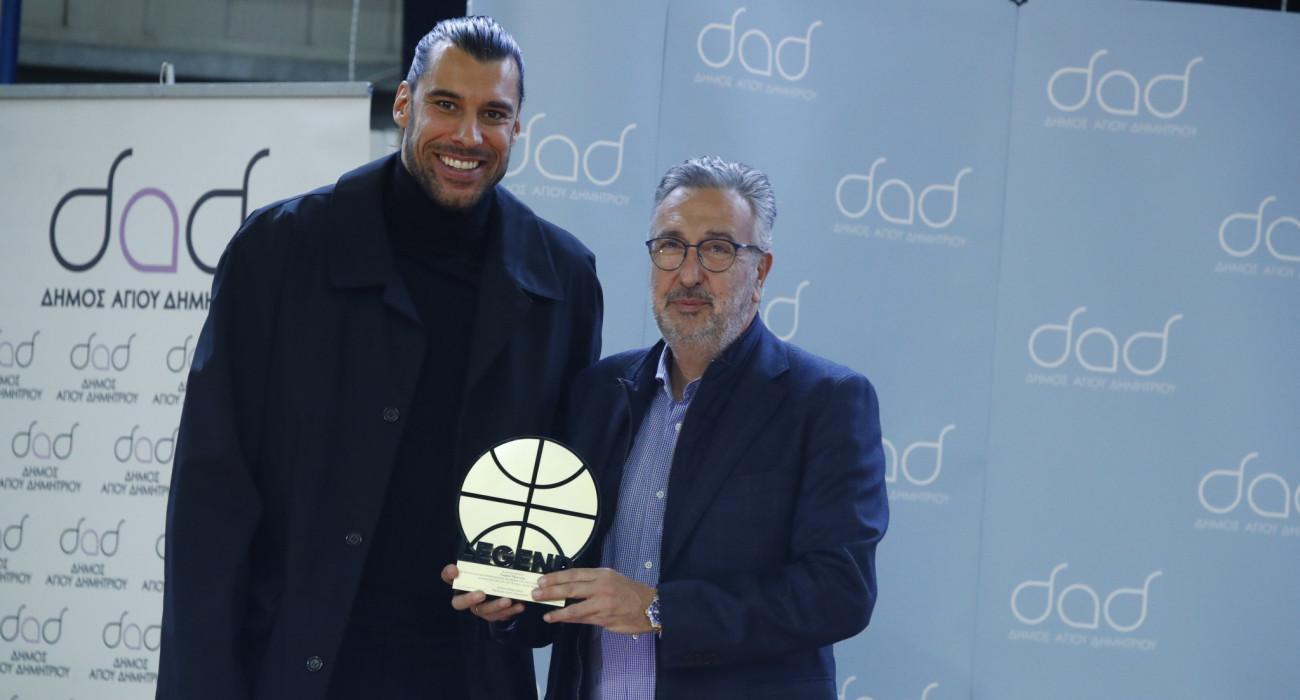 Το κλειστό του Αγίου Δημητρίου έλαβε το όνομα του Γιώργου Πρίντεζη - Παρουσία Αγγελόπουλων η τελετή