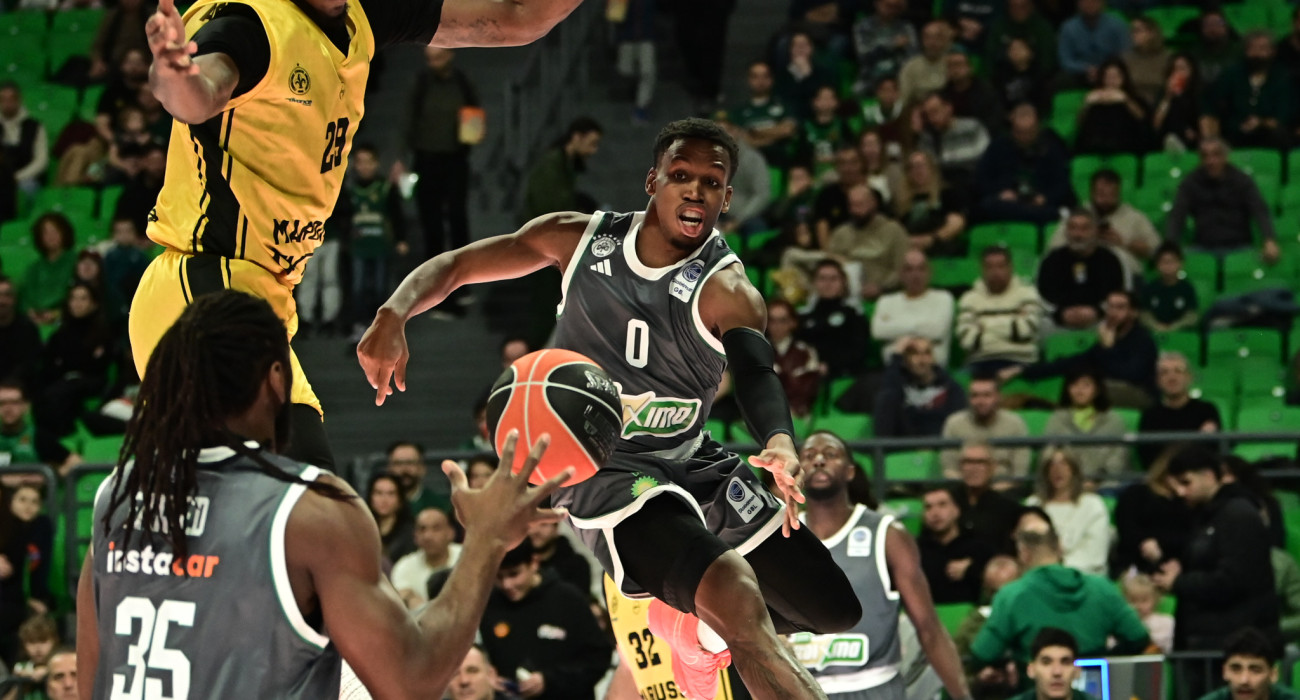 Ο Τι Τζει Σόρτς πασάρει στον Κένεθ Φαρίντ απέναντι στο Μαρούσι / πηγή:eurokinissi