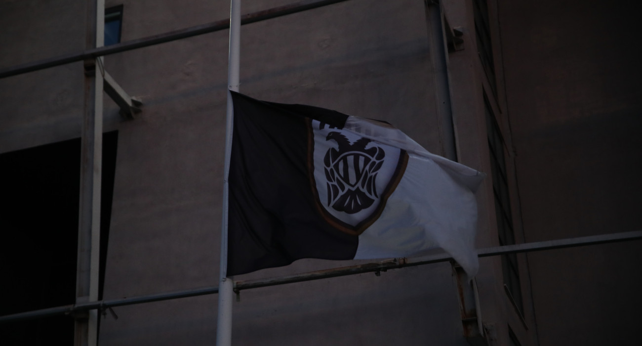 Μεσίστια σημαία του ΠΑΟΚ στην Τούμπα / Πηγή: Eurokinissi